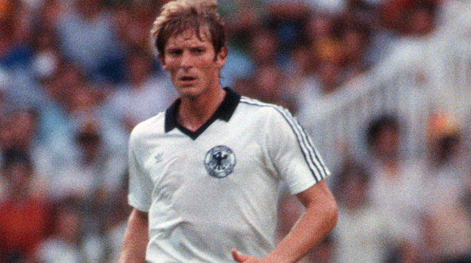 VfB Stuttgart Legende Karlheinz Förster schaut genau hin