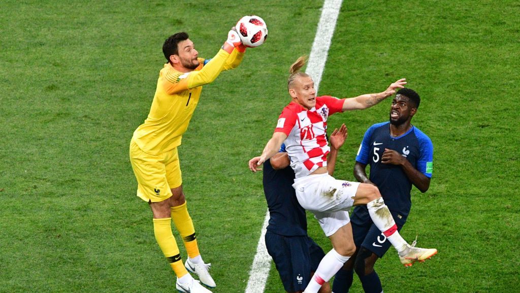 Hugo Lloris faustet einen Ball im Finale der WM 2018 in Russland weg © 2018 MLADEN ANTONOV/AFP via Getty Image