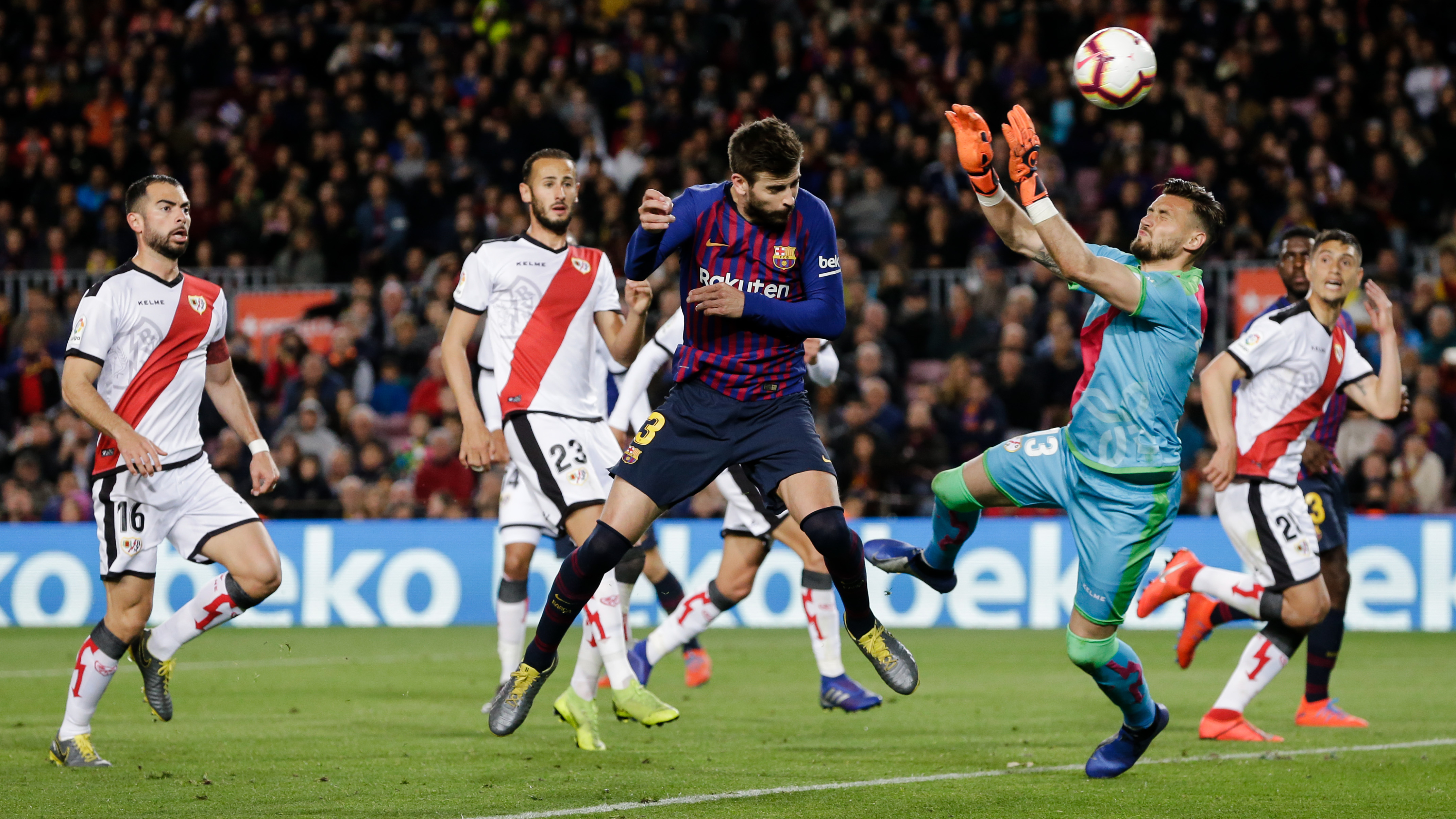 Gerard Pique macht einen Kopfball auf das Tor © 2019 Jeroen Meuwsen/Soccrates/Getty Images