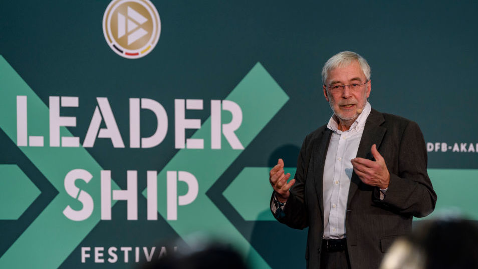 Prof. Dr. Gerald Hüther beim Leadership-Festival der DFB-Akademie © 2018 Getty Images Prof. Dr. Gerald Hüther beim Leadership-Festival der DFB-Akademie.