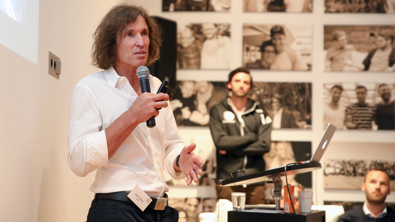Stefan Glowacz © 2019 Getty Images Stefan Glowacz spricht bei dem Meet-Up der Teammanager