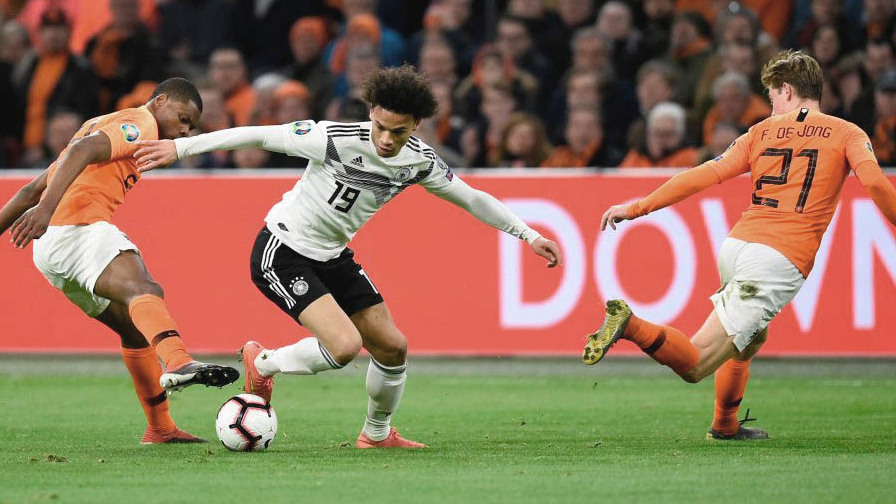 Leroy Sane am Ball. Spiel Deutschland - Niederlande