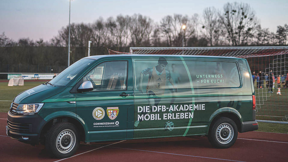 Das DFB-Mobil und die Teamer im Einsatz beim Vereinstraining © 2019 Getty Images Das DFB-Mobil steht vor einem Fußballplatz.