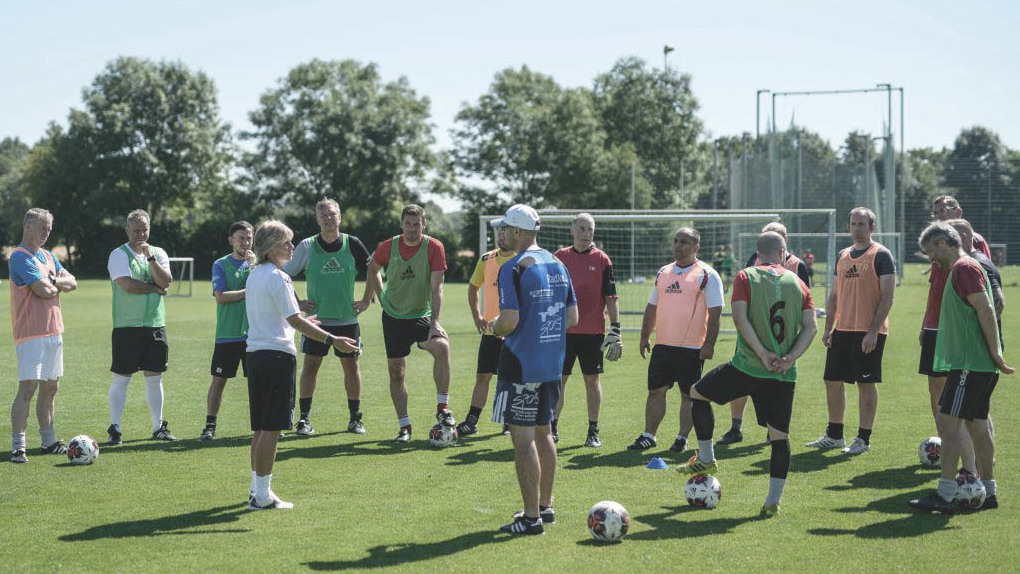 Wiltrud Melbaum bespricht die Trainingsformen in der Trainer B-Lizenz © 2019 Getty Images Wiltraud Melbaum spricht im Rahmen des DFB Elite Youth Coach Development Workshops zu einer Teilnehmergruppe.