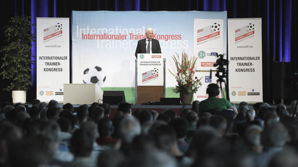 Lutz Hangartner (BDFL-Präsident) beim Internationalen Trainer Kongress 2018 in Dresden. Lutz Hangartner (BDFL-Präsident) beim Internationalen Trainer Kongress 2018 in Dresden.