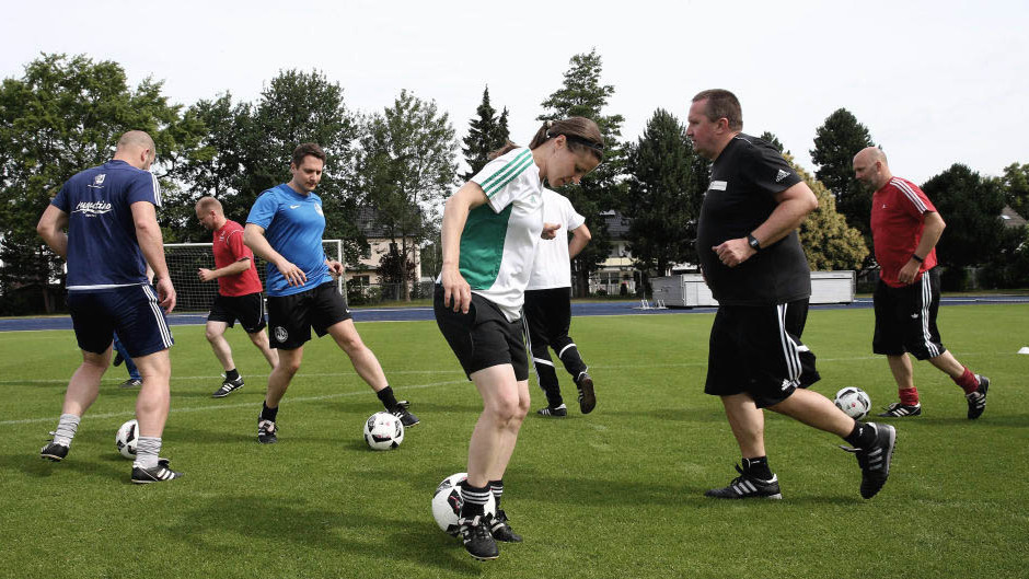 Am Ball für eine gutes Vereinstraining mit den DFB-Kurzschulungen © 2018 Getty Images Teilnehmer des DFB-Elite-Youth Coach-Training-Workshops machen eine Trainingseinheit.