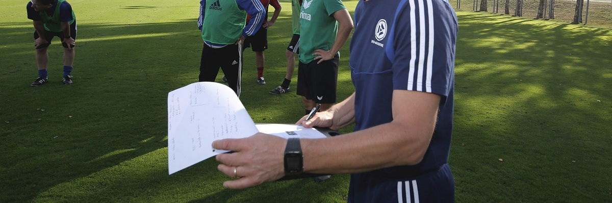 Maik Halemeier leitet eine Trainingseinheit während der Fortbildung der DFB-Elite-Jugend-Lizenz.