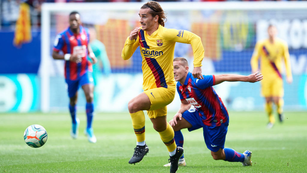 Barcelonas Antoine Griezmann lässt seinen Gergenspieler stehen© 2019 Juan Manuel Serrano Arce/Getty Images