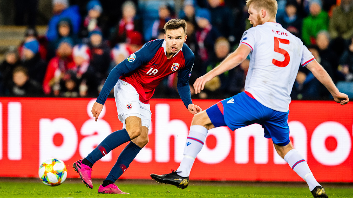 Ole Kristian Selnaes im Zweikampf mit Odmar Faero © 2019 imago images / Bildbyran