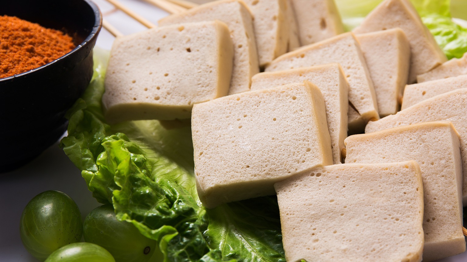 Tofu-Rührei mit Avocado und Vollkornbrot