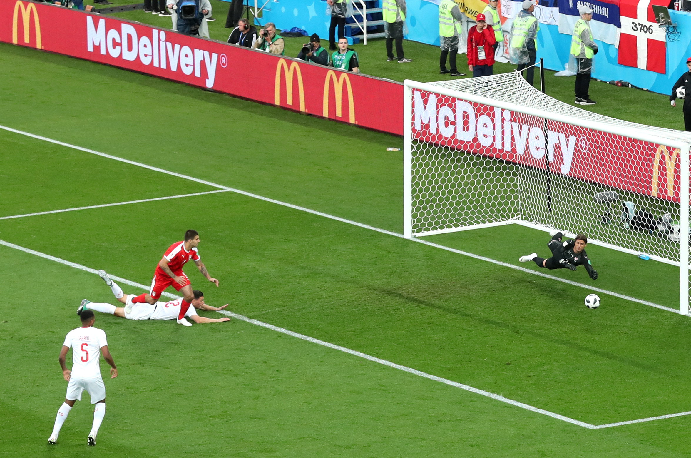 Yan Sommer hält einen Kopfball aus nächster Distanz © 2018 Clive Rose/Getty Images