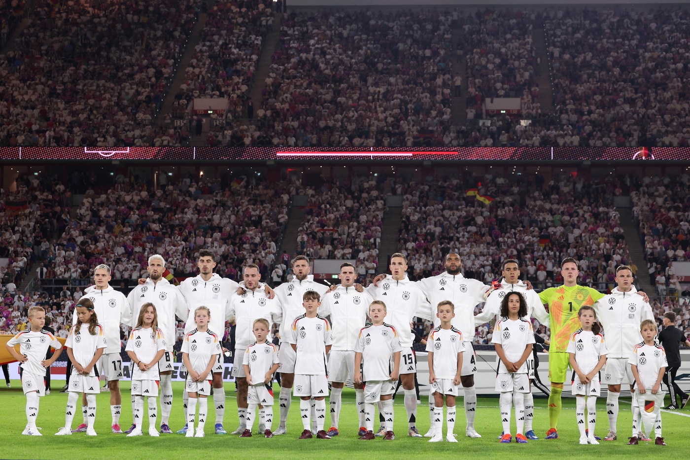 FUSSBALL.DE_24_VW_Einlaufkinder_Freiburg