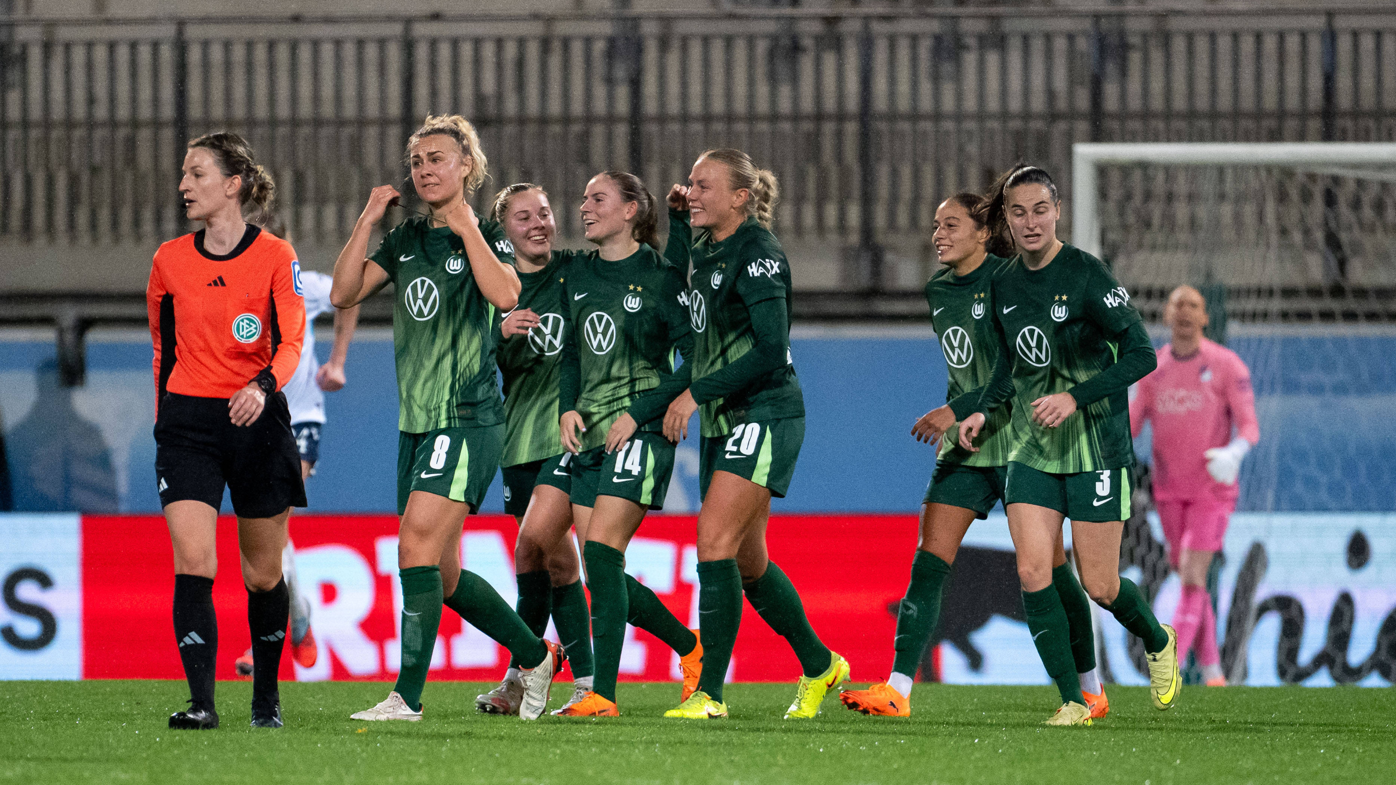 Bilder des 8. Spieltags: Wolfsburg bleibt Spitzenreiter Bayern auf den Fersen