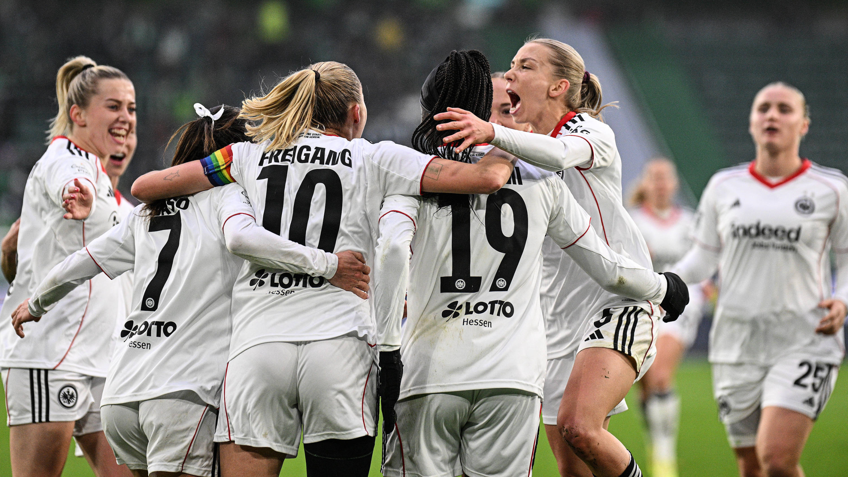 Frankfurt gewinnt Topspiel in Wolfsburg trotz Unterzahl