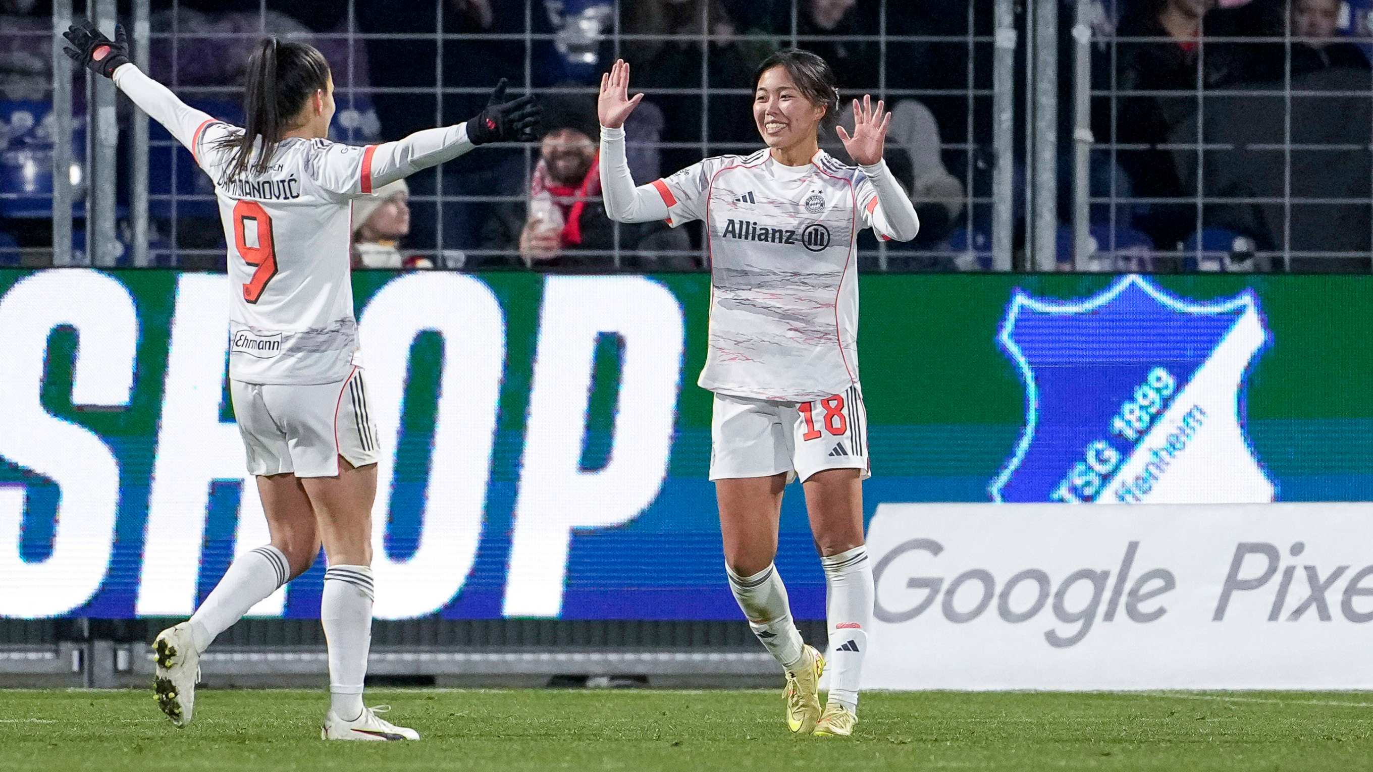 Die Bilder des 11. Spieltags: Das Spitzen-Duo zieht davon